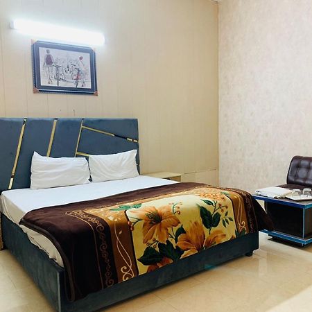 Royal Fort Executive Hotel Gulberg Лахор Екстериор снимка