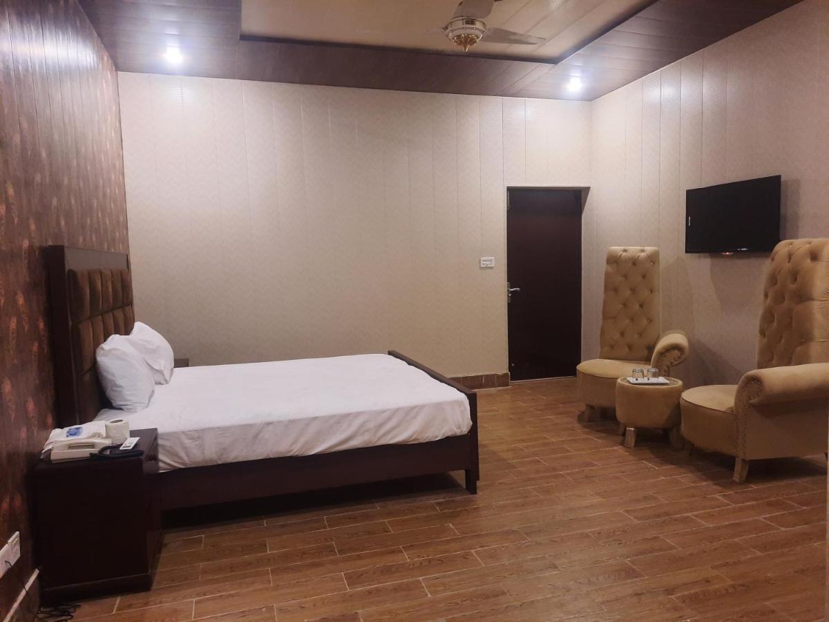 Royal Fort Executive Hotel Gulberg Лахор Екстериор снимка