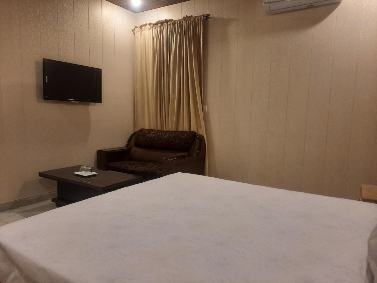 Royal Fort Executive Hotel Gulberg Лахор Екстериор снимка