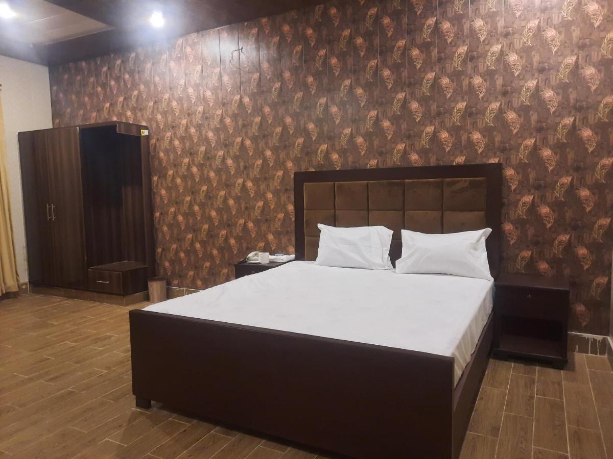 Royal Fort Executive Hotel Gulberg Лахор Екстериор снимка