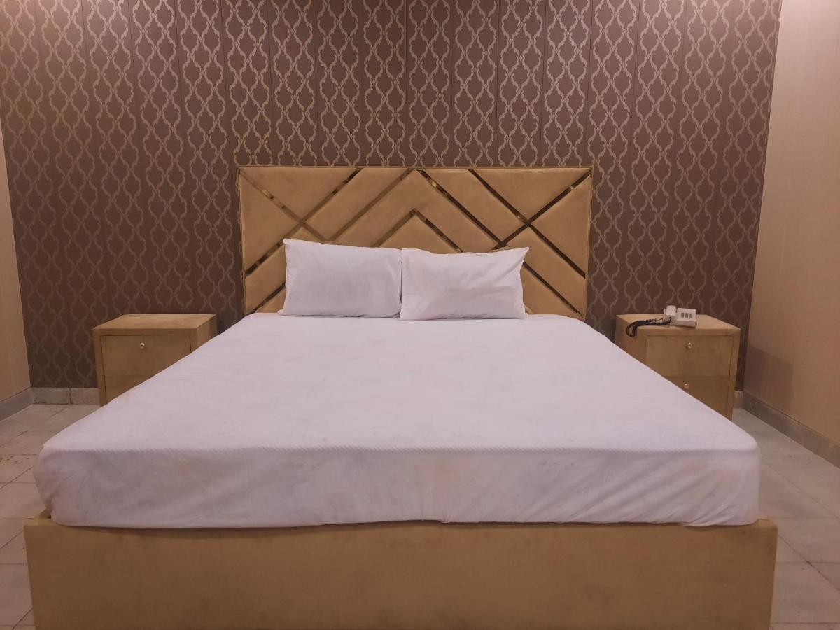 Royal Fort Executive Hotel Gulberg Лахор Екстериор снимка