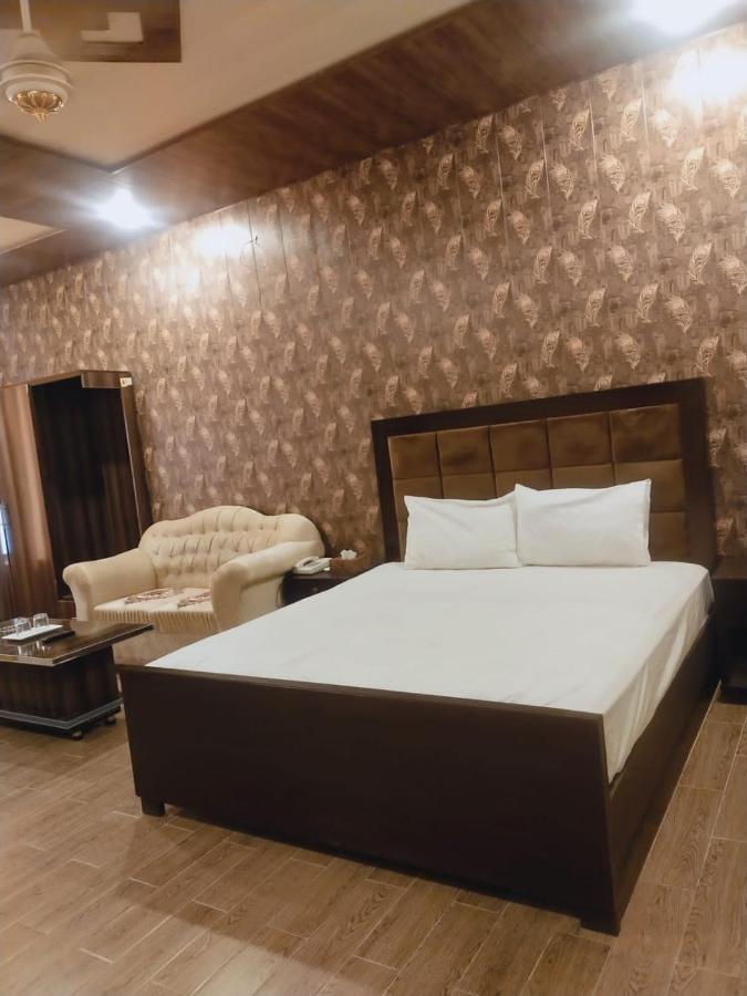 Royal Fort Executive Hotel Gulberg Лахор Стая снимка