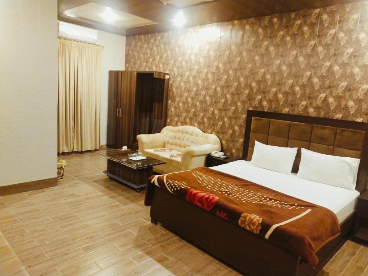 Royal Fort Executive Hotel Gulberg Лахор Екстериор снимка