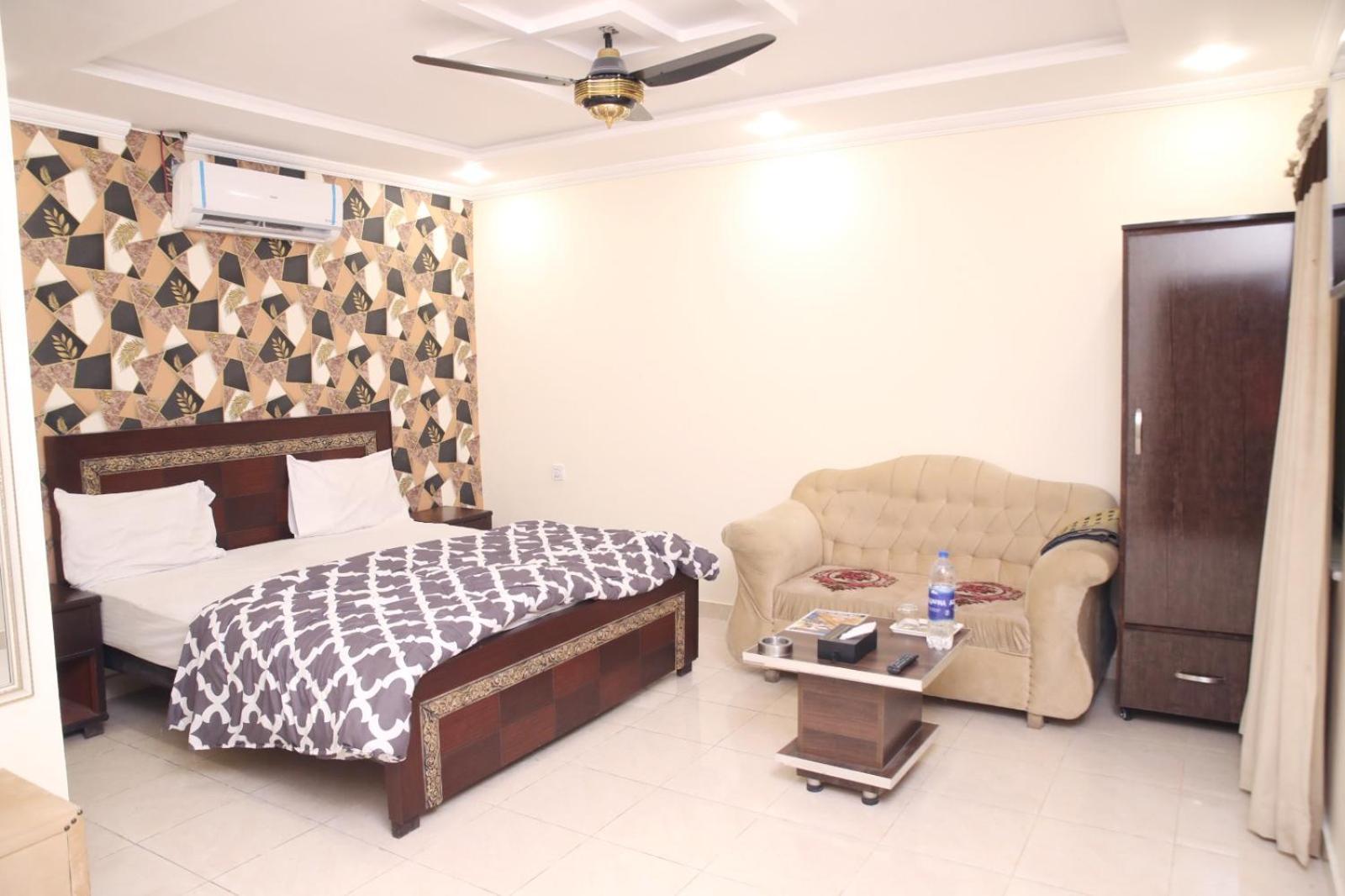 Royal Fort Executive Hotel Gulberg Лахор Екстериор снимка