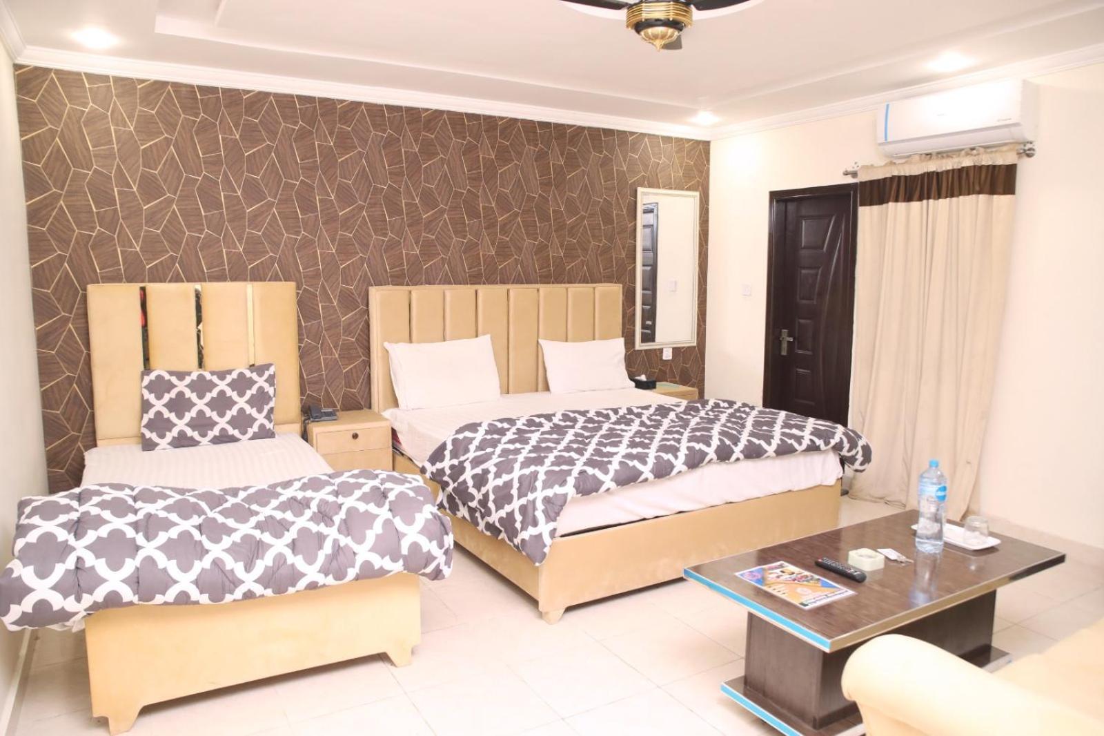 Royal Fort Executive Hotel Gulberg Лахор Екстериор снимка