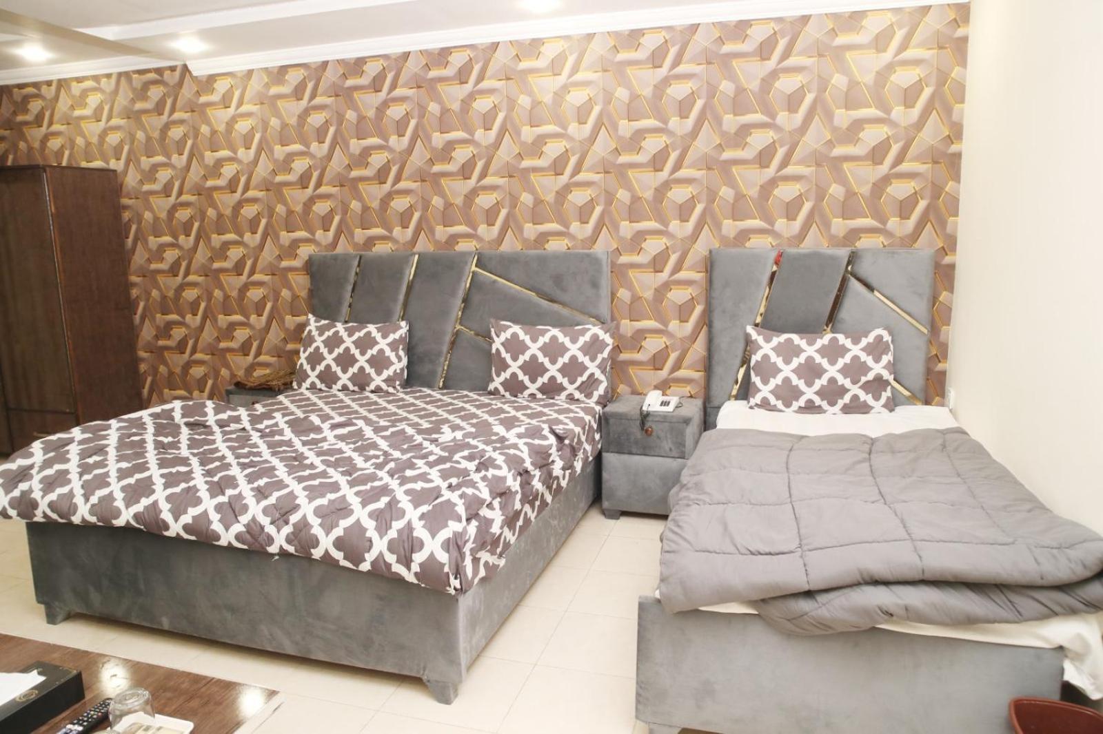 Royal Fort Executive Hotel Gulberg Лахор Екстериор снимка