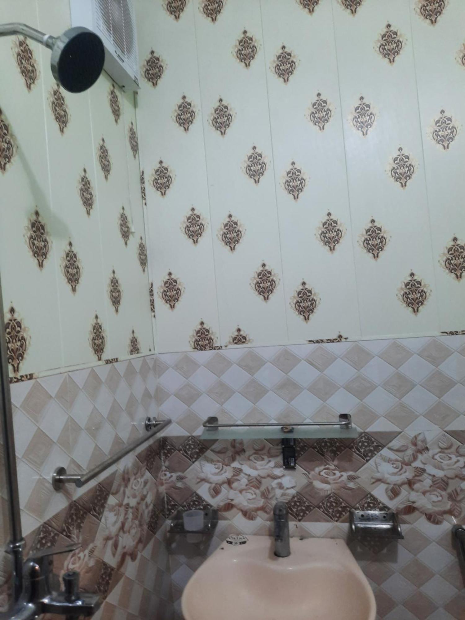 Royal Fort Executive Hotel Gulberg Лахор Стая снимка